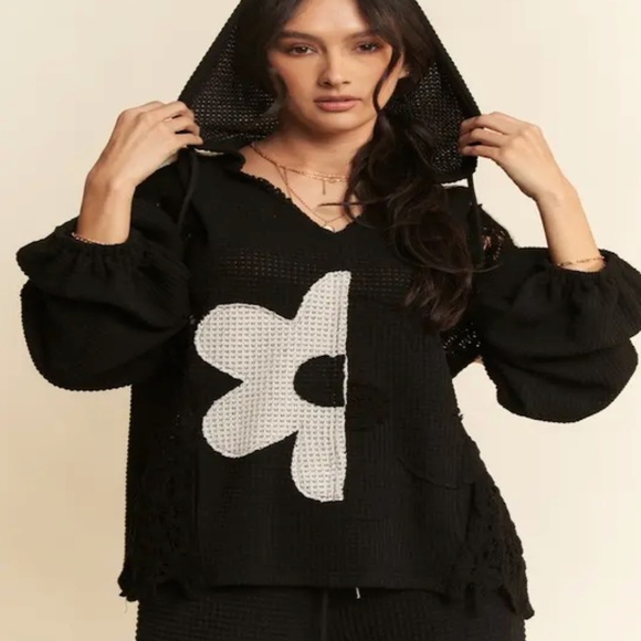 NEW! Davi & Dani Hoodie Oversized Knit Top with Flower Patch & Lace Sz’s L-M-S - Picture 2 of 12